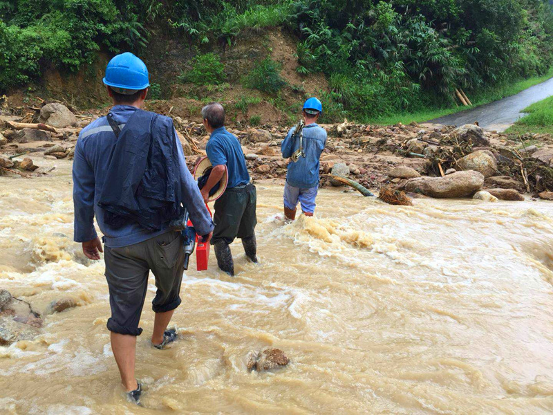 正在進行搶修干式變壓器現(xiàn)場